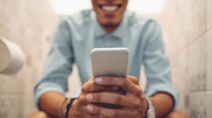 Smartphone use on toilet linked to increased health risk