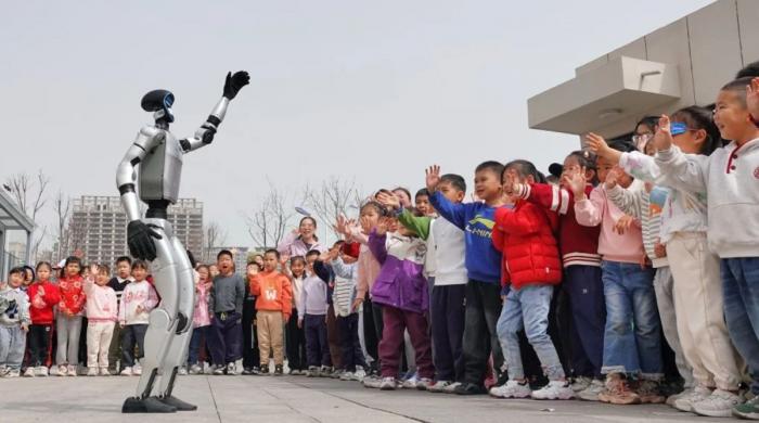 ‘Unitree G1’ robot turns heads racing with laughing kids in Brooklyn Bridge Park: Watch