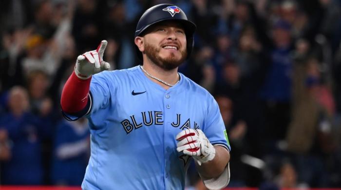 Alejandro Kirk injury concern grows as Blue Jays await X-ray results after his exit