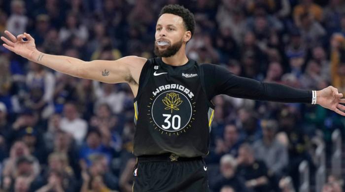 Stephen Curry makes emotional return for Warriors after two-month injury