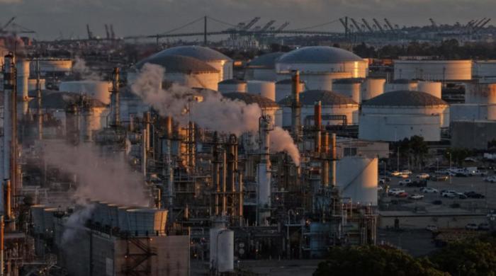  Oil prices surge as Trump’s Iran deadline looms 