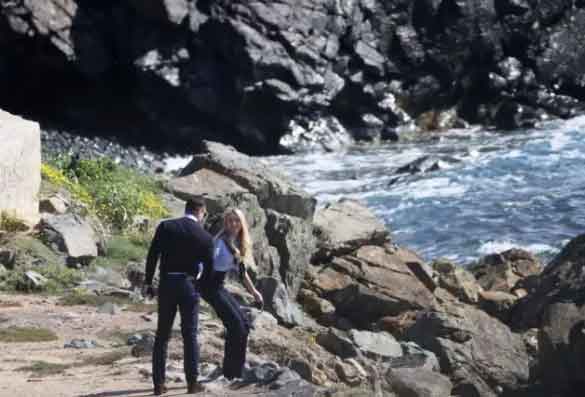 Duchess makes romance with politician public