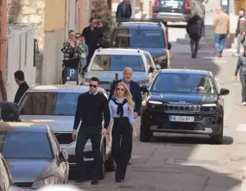 Duchess makes romance with politician public