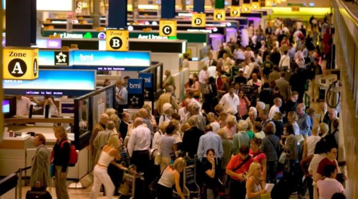 US: Thousands left stranded as flight cancellations disrupt major airports after long delays