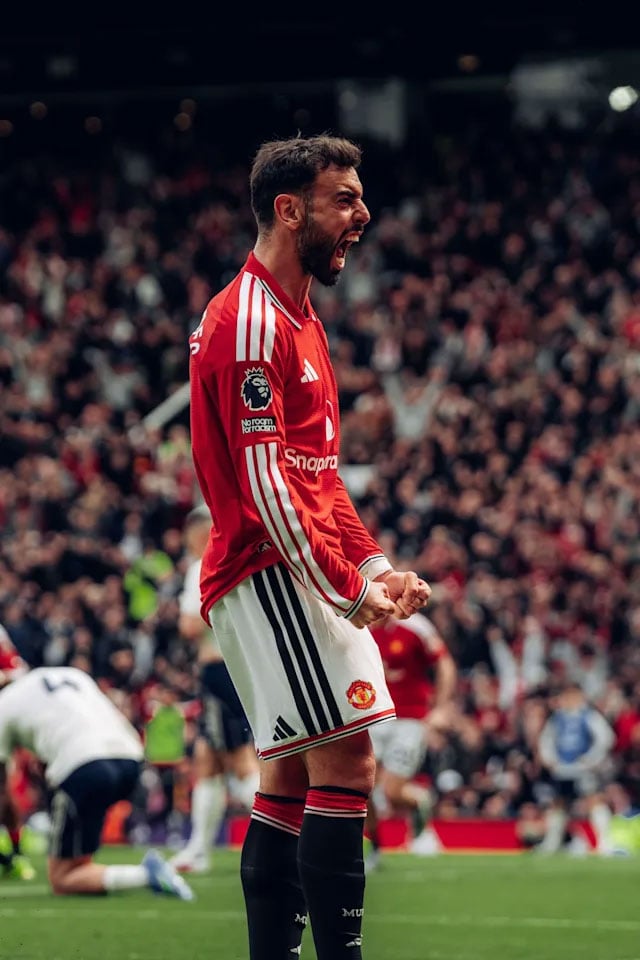 Manchester United beat Nottingham Forest in nail-biting thriller