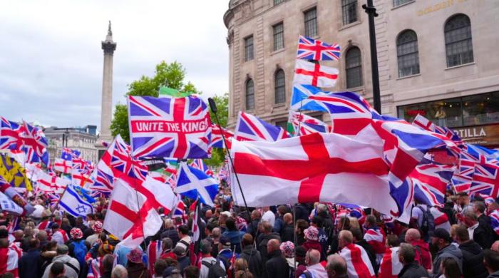 'Make England great again': Tens of thousands march in London to step down Starmer