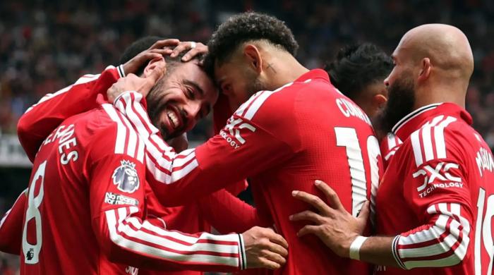 Manchester United beat Nottingham Forest in nail-biting thriller