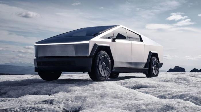 Man arrested after driving Tesla Cybertruck into Texas lake