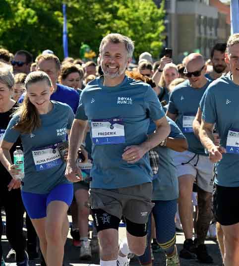 Danish King runs with thousands behind him