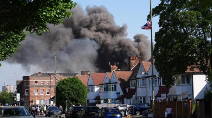 Massive fire erupts near Golders Green supermarket, prompting emergency response
