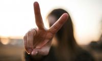 Peace Sign Selfies Can Expose Your Fingerprints To Criminals: Here’s How