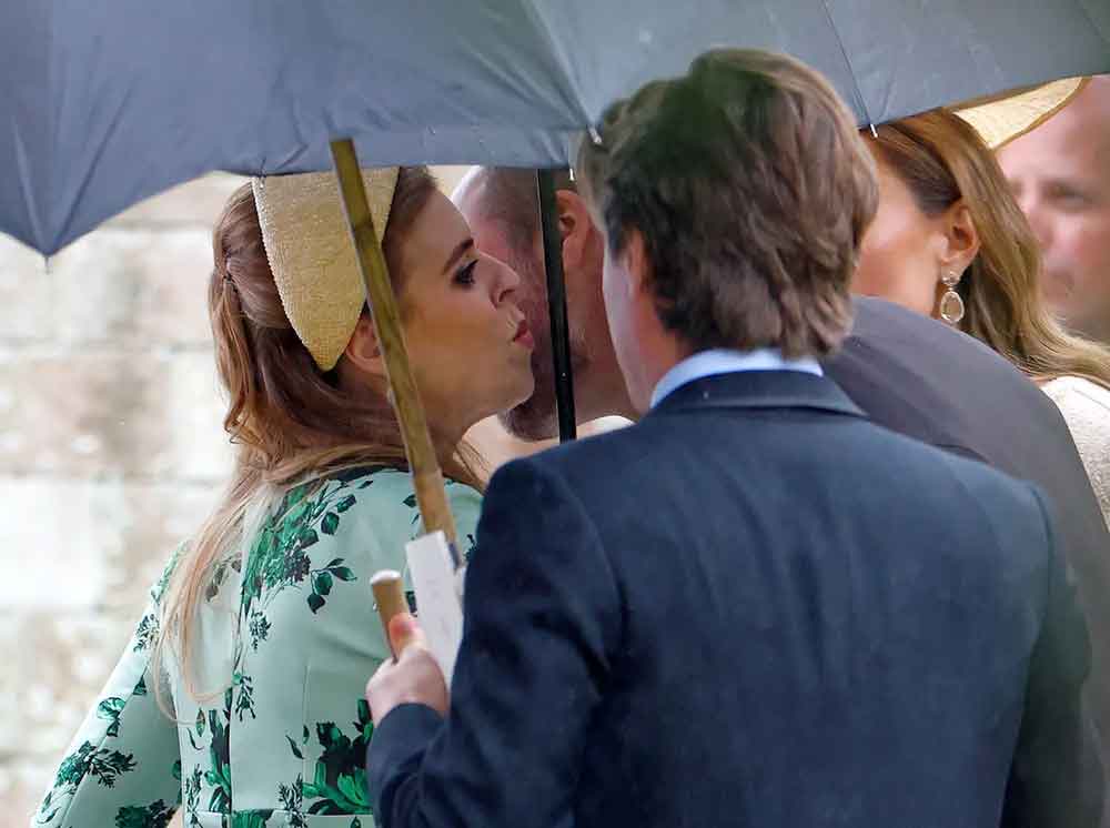 Prince William kisses Princess Beatrice on the cheek as Princess Kate and Edoardo Mapelli Mozzi look on