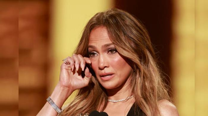 Jennifer Lopez breaks down while reflecting on Ben Affleck divorce