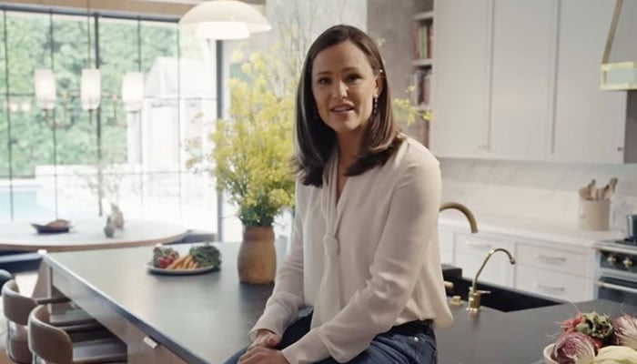 What Jennifer Garner does when she is home all day?