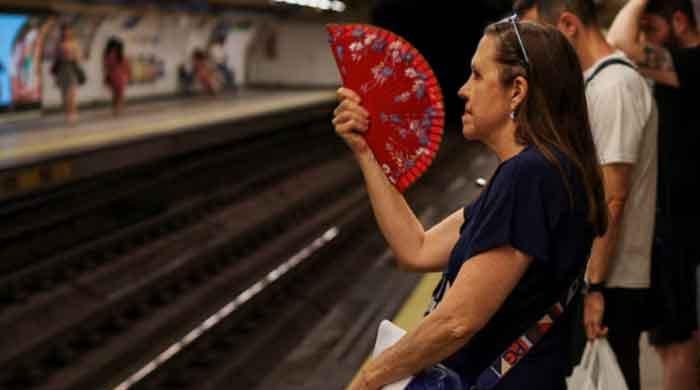 France heatwave kills two children in hot car