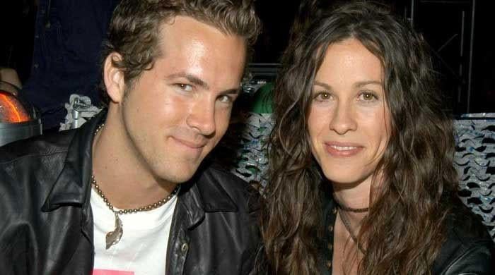  Alanis Morissette recalls her difficult split from Ryan Reynolds