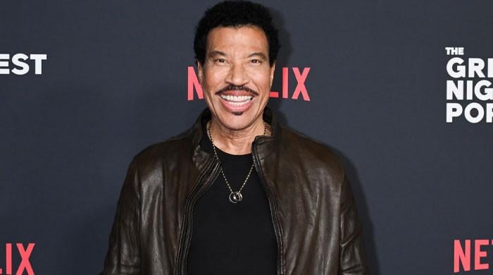 Lionel Richie makes comeback after cutting concert short over medical emergency