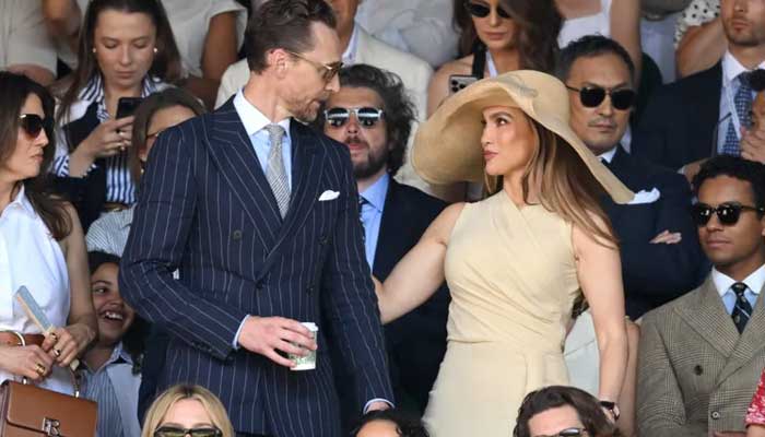 Tom Hiddleston kissed Jennifer Lopezs hand at Wimbledon?