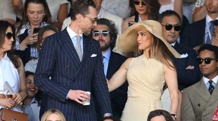 Tom Hiddleston kissed Jennifer Lopez's hand at Wimbledon?