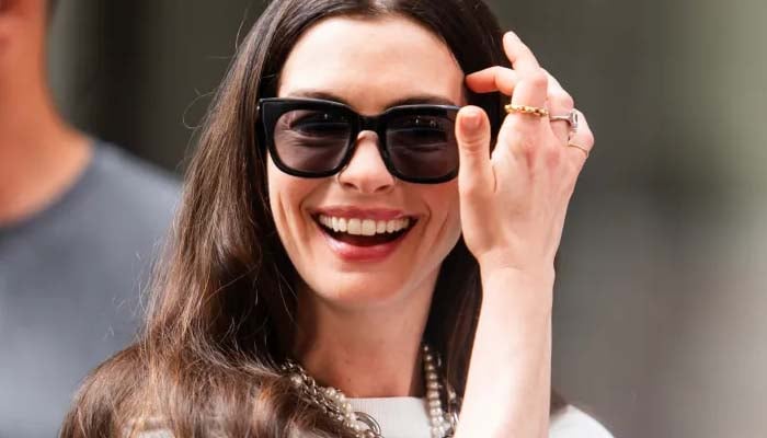Pregnant Anne Hathaway receives adorable baby gift