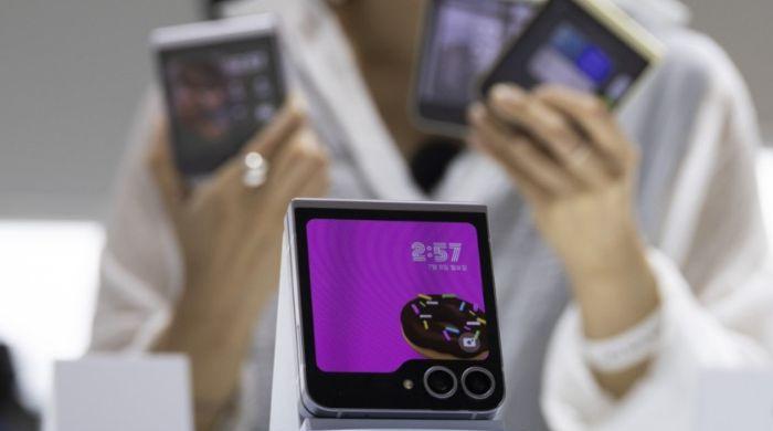 Pocket-sized AI-powered phones take center stage at China show