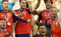 King and his family welcome Spain's football team after World Cup victory
