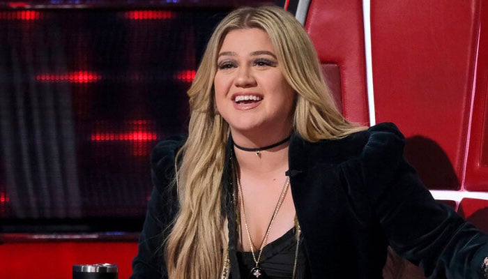 Kelly Clarkson shares embarrassing hotel bathroom story during Vegas show: Watch