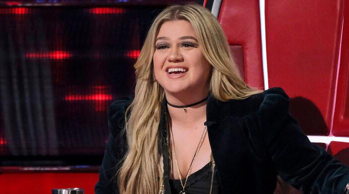 Kelly Clarkson shares embarrassing hotel bathroom story during Vegas show: Watch