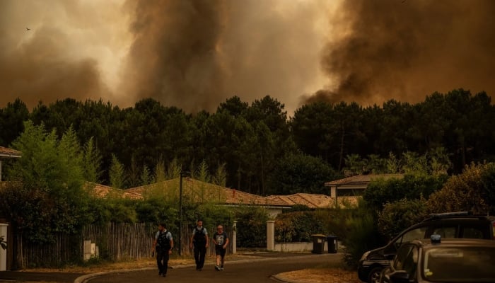 France wildfires: thousands evacuated from Cap Ferret tourist hotspot