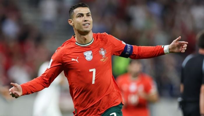 Cristiano Ronaldo’s two-word reply breaks internet after AI names him history’s most famous athlete
