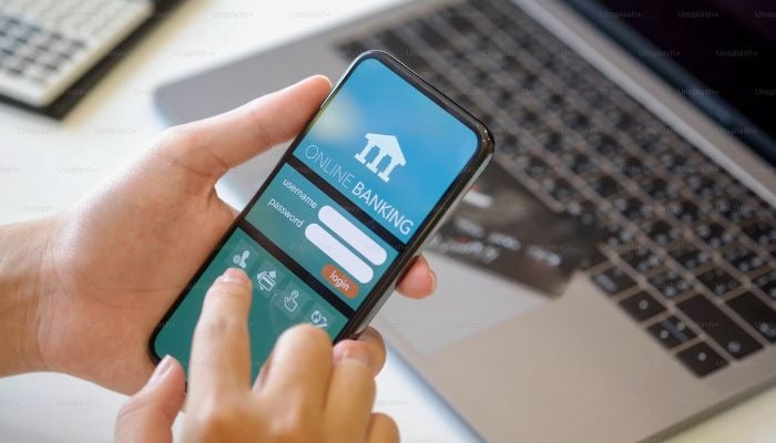 Banks AI race risks dangerous dependence on Big Tech, rating agency warns