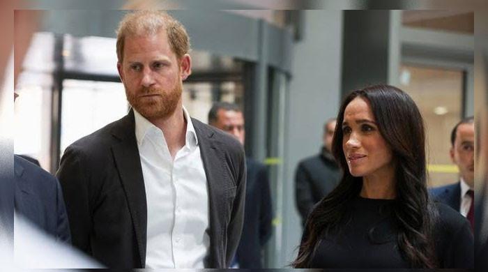 Hollywood source comes out after Meghan Markle and Prince Harry 'fall apart'