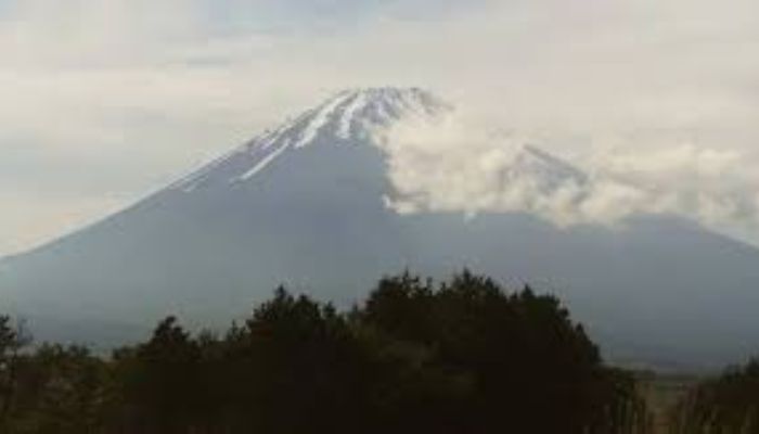 Mount Fuji: Recent incident sparks concern after father leaves 7-year-old son alone to continue hike