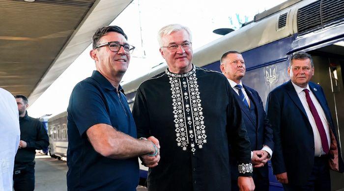 Burnham arrives in Ukraine with UK blueprints for long-range missiles 