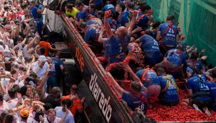 La Tomatina 2026: Thousands of revelers paint Spain red in 120-ton tomato fight