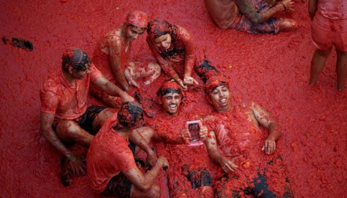 La Tomatina 2026: Thousands of revelers paint Spain red in 120-ton tomato fight