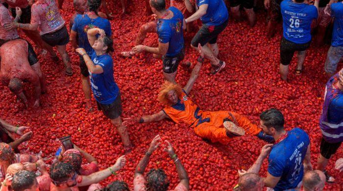 La Tomatina 2026: Thousands of revelers paint Spain red in 120-ton tomato fight