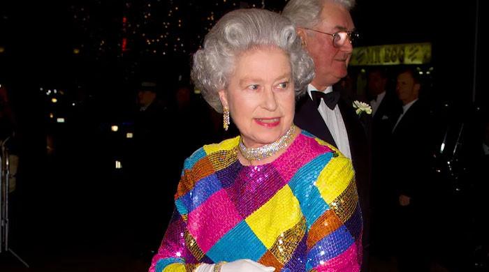 Queen Elizabeth II's unseen 1971 corgi snap reveals her off-duty style