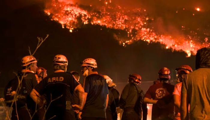 Fast-moving wildfire threatens homes in Turkeys Antalya province, authorities warn
