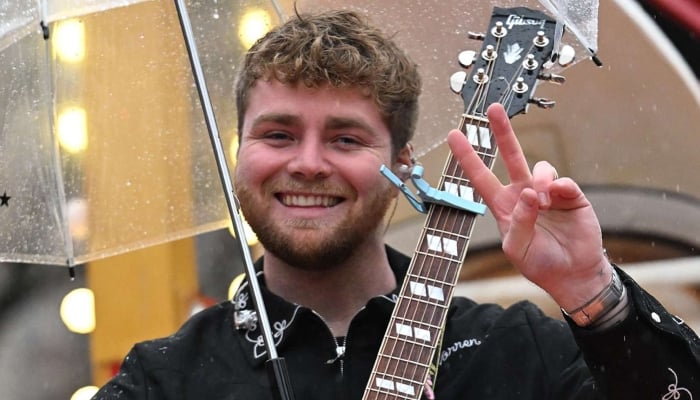 Alex Warren hilariously reveals how his ‘eruptions’ help in singing