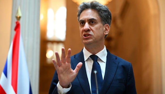 Ed Miliband clashes with chief rabbi over UK sanctions on Israeli settlements