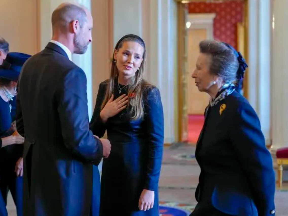 Prince William, who cant stand Andrew, hugs Queen with links to Epstein