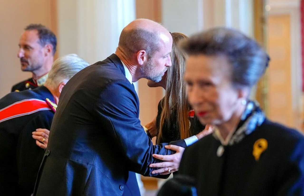 Prince William, who cant stand Andrew, hugs Queen with links to Epstein