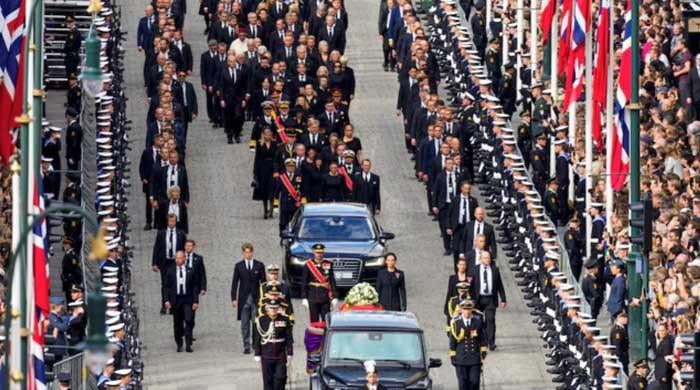 Did new Queen attend King Harlad’s funeral?