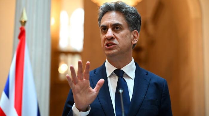 Ed Miliband clashes with chief rabbi over UK sanctions on Israeli settlements