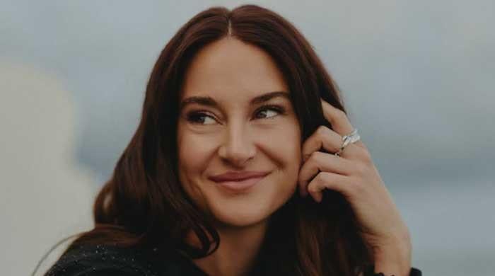 Shailene Woodley ignores Aaron Rodgers allegations