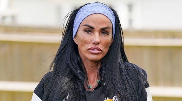 Katie Price breaks down as she begs mom to 'stay'