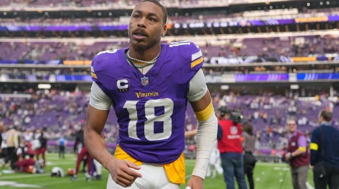 Vikings star Justin Jefferson leaves Buccaneers game with ankle injury