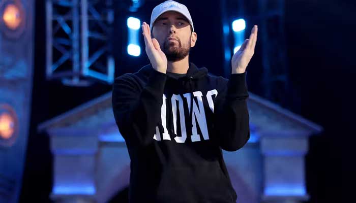 Anne Hathaway trolls MGK by rapping Eminem in front of Dakota Johnson?