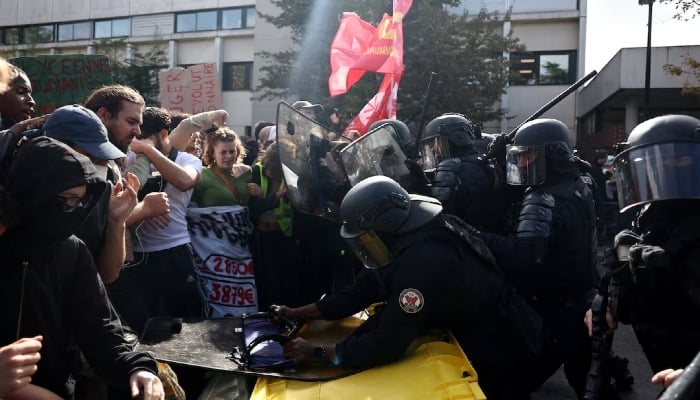 France school protests turn violent with more than 160 schools shut